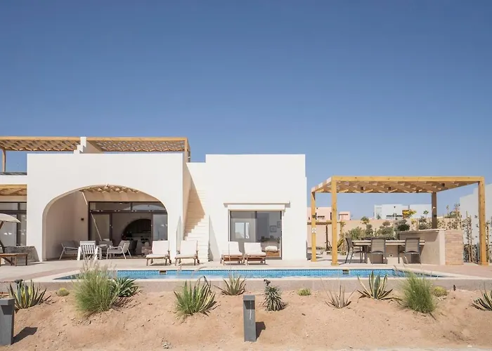 Designer Golf -pool & Serene Views