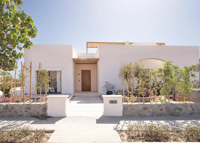 Designer Golf - Heated Pool & Serene Views Villa *