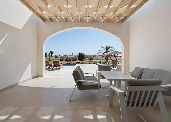 Designer Golf - Heated Pool & Serene Views Villa