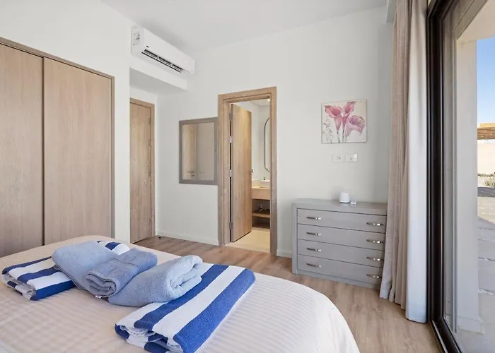 Designer Golf - Heated Pool & Serene Views Villa