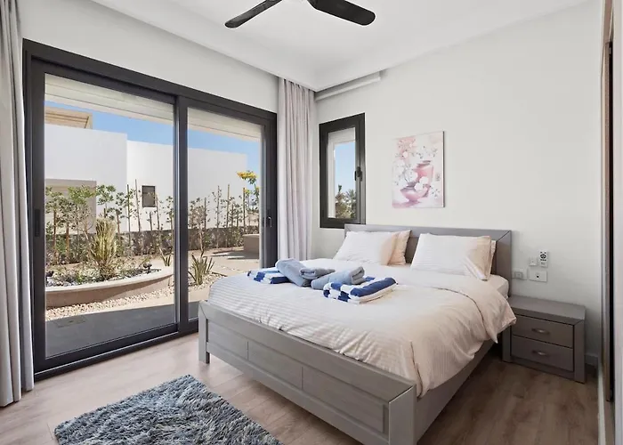 Villa Designer Golf - Heated Pool & Serene Views *