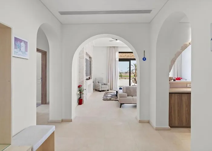 Designer Golf - Heated Pool & Serene Views Villa