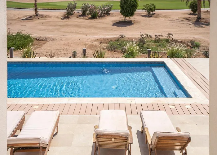 Designer Golf -pool & Serene Views